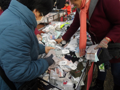 農村大集上的實惠與熱鬧 日用品琳瑯滿目，花卉點綴生活